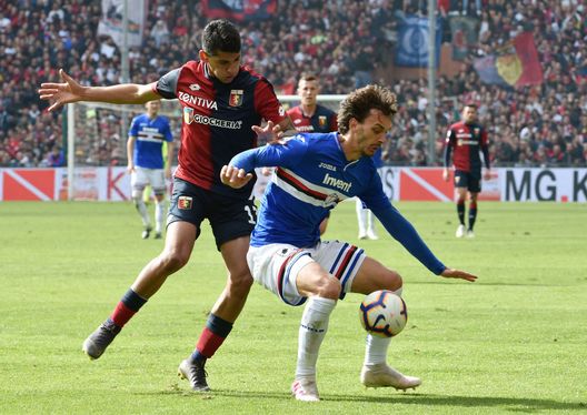  GENOA, ITALY - APRIL 14: Manolo Gabbiadini of UC Sampdoria defend the ball from Cristian Romero of Genoa CFC attack during the Serie A match between UC Sampdoria and Genoa CFC at Stadio Luigi Ferraris on April 14, 2019 in Genoa, Italy. (Photo by Paolo Rattini/Getty Images) 