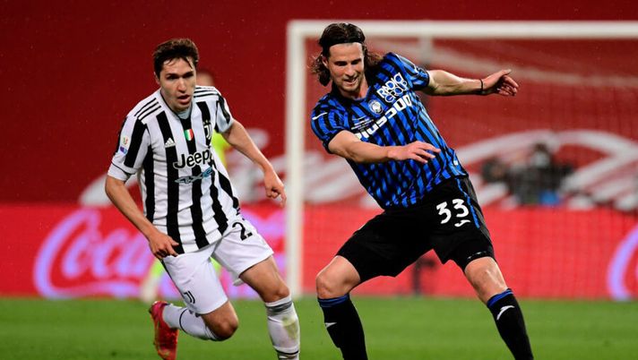 REGGIO NELL'EMILIA, ITALY - MAY 19: Hans Hateboer of Atalanta B.C. battles for possession with Federico Chiesa of Juventus during the TIMVISION Cup Final between Atalanta BC and Juventus on May 19, 2021 in Reggio nell'Emilia, Italy. A limited number of fans will be allowed into the stadium as Coronavirus restrictions begin to ease in the UK. (Photo by Marco Rosi/Getty Images for Lega Serie A) Allarme Hateboer per l’asta: tempi lunghi per l’infortunio e un nuovo acquisto, cosa succede - immagine 1