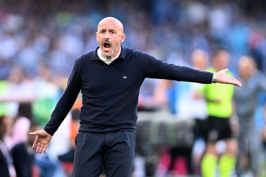 NAPLES, ITALY - MAY 07: Vincenzo Italiano, Head Coach of ACF Fiorentina, reacts during the Serie A match between SSC Napoli and ACF Fiorentina at Stadio Diego Armando Maradona on May 07, 2023 in Naples, Italy. (Photo by Francesco Pecoraro/Getty Images) italiano