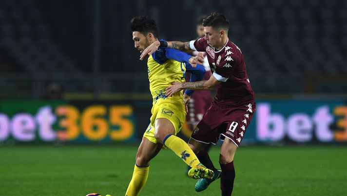 TURIN, ITALY - NOVEMBER 26:  Daniele Baselli (R) of FC Torino competes with Lucas Nahuel Castro of AC ChievoVerona during the Serie A match between FC Torino and AC ChievoVerona at Stadio Olimpico di Torino on November 26, 2016 in Turin, Italy.  (Photo by Valerio Pennicino/Getty Images) 