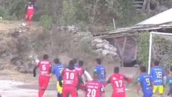 Una montagnetta per il calcio d’angolo! È così che giocano in Guatemala…