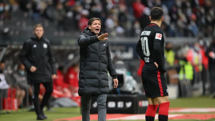 FRANKFURT AM MAIN, GERMANY - DECEMBER 18: Oliver Glasner, Head coach of Eintracht Frankfurt reacts during the Bundesliga match between Eintracht Frankfurt and 1. FSV Mainz 05 at Deutsche Bank Park on December 18, 2021 in Frankfurt am Main, Germany. (Photo by Christian Kaspar-Bartke/Getty Images) Eintracht, il tecnico Glasner operato al volto: colpa di un incidente con il suo scooter! - immagine 1