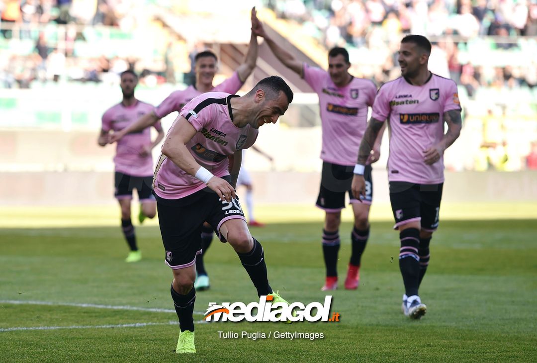  PALERMO, ITALY - MARCH 17: Ilija Nestorovski of Palermo celebrates after scoring his team second goal during the Serie B match between US Citta di Palermo and Carpi FC at Stadio Renzo Barbera on March 17, 2019 in Palermo, Italy. (Photo by Tullio M. Puglia/Getty Images) 