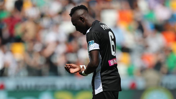 UDINE, ITALY - MAY 06: Mohamed Seko Fofana of Udinese Calcio leaves the pitch after receiving a red card during the serie A match between Udinese Calcio and FC Internazionale at Stadio Friuli on May 6, 2018 in Udine, Italy. (Photo by Gabriele Maltinti/Getty Images) Chi è Seko Fofana, l’eroe del derby du Nord: “A Vieira devo tutto, Yaya Touré il mio idolo” - immagine 1