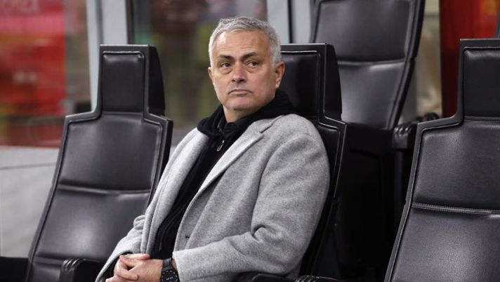 MILAN, ITALY - JANUARY 06: Coach of AS Roma Jose Mourinho looks on before the Serie A match between AC Milan and AS Roma at Stadio Giuseppe Meazza on January 06, 2022 in Milan, Italy. (Photo by Marco Luzzani/Getty Images) Mourinho: “Nuovo colpo in settimana! Zaniolo fuori, chi entra sbaglia, quando siamo nella m…” - immagine 1