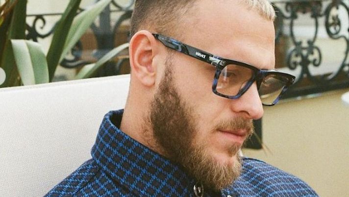 Dimarco posa per Versace: “Nero come la notte e blu come il cielo” - immagine 1