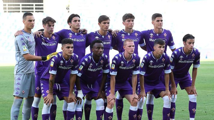 REGGIO NELL'EMILIA, ITALY - AUGUST 26: ACF Fiorentina team line up prior to the Primavera TIM Cup Final match between Hellas Verona and ACF Fiorentina at Mapei Stadium - Citta' del Tricolore on August 26, 2020 in Reggio nell'Emilia, Italy. (Photo by Alessandro Sabattini/Getty Images) 