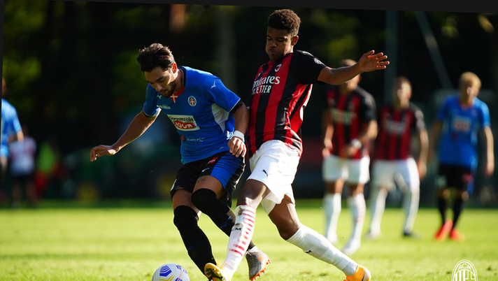Emil Roback durante l'amichevole Milan-Novara (credits: acmilan.com) 