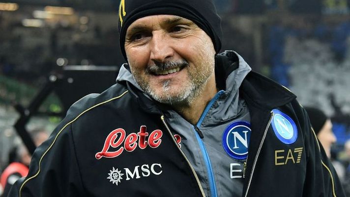 Napoli's Italian coach Luciano Spalletti reacts ahead of the Italian Serie A football match between Inter Milan and Napoli at Giuseppe Meazza stadium in Milan, on January 4, 2023 (Photo by Isabella BONOTTO / AFP) (Photo by ISABELLA BONOTTO/AFP via Getty Images) Spalletti: “Farò almeno tre o quattro cambi, Osimhen è un leader, su Kvara e Rrahmani…” - immagine 1