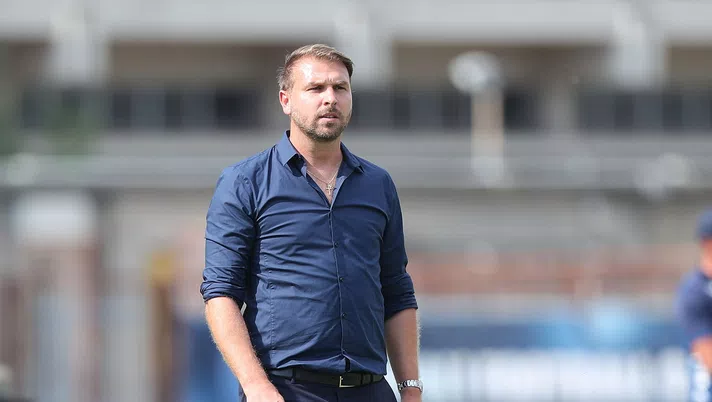 EMPOLI, ITALY - SEPTEMBER 11: Paolo Zanetti manager of Venezia FC gestures during the Serie A match between Empoli FC and Venezia FC at Stadio Carlo Castellani on September 11, 2021 in Empoli, Italy.  (Photo by Gabriele Maltinti/Getty Images)