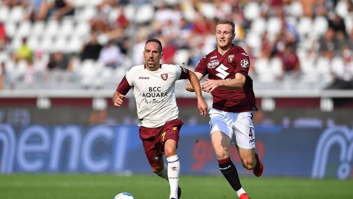TURIN, ITALY - SEPTEMBER 12:  Tommaso Pobega (R) of Torino FC competes with Franck Ribery of US Salernitana during the Serie A match between Torino FC and US Salernitana at Stadio Olimpico di Torino on September 12, 2021 in Turin, Italy.  (Photo by Valerio Pennicino/Getty Images) 