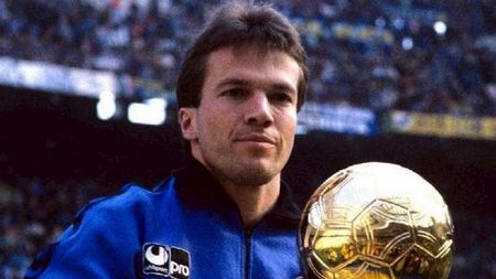 Matthaus esibisce il Pallone d'Oro a San Siro