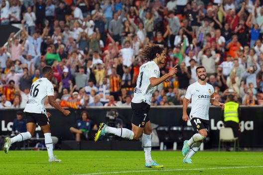 (Photo by Aitor Alcalde/Getty Images) Valencia, Cavani rischia di saltare il Mondiale? Gattuso: “Sta soffrendo molto”- immagine 2