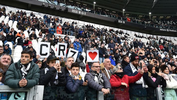 TURIN, ITALY - DECEMBER 15: Fans of Juventus cheer during the Serie A match between Juventus and Udinese Calcio at Allianz Stadium on December 15, 2019 in Turin, Italy. (Photo by Chris Ricco/Getty Images) TURIN, ITALY - DECEMBER 15: Fans of Juventus cheer during the Serie A match between Juventus and Udinese Calcio at Allianz Stadium on December 15, 2019 in Turin, Italy. (Photo by Chris Ricco/Getty Images)