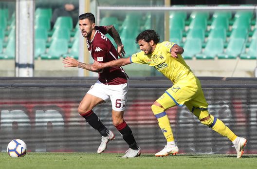 VERONA, ITALY - SEPTEMBER 30: Roberto Soriano of Torino FC competes for the ball with Mehdi Leris of Chievo Verona during the Serie A match between Chievo Verona and Torino FC at Stadio Marc'Antonio Bentegodi on September 30, 2018 in Verona, Italy. (Photo by Marco Luzzani/Getty Images) VERONA, ITALY - SEPTEMBER 30: Roberto Soriano of Torino FC competes for the ball with Mehdi Leris of Chievo Verona during the Serie A match between Chievo Verona and Torino FC at Stadio Marc'Antonio Bentegodi on September 30, 2018 in Verona, Italy. (Photo by Marco Luzzani/Getty Images)