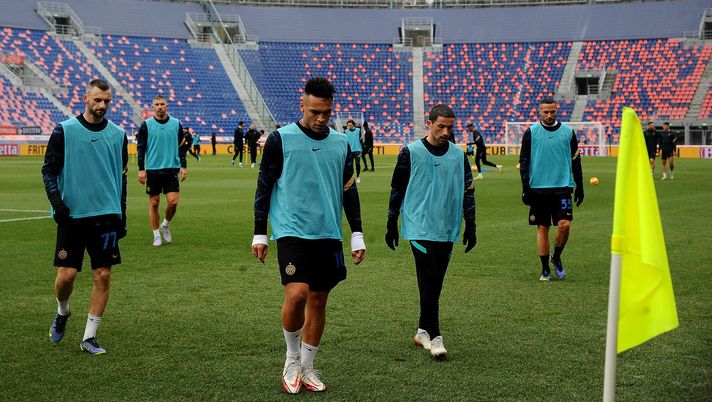 BOLOGNA, ITALY - JANUARY 06: Players of Internazionale leave the field at the end of the warm before the beginning of the Serie A match between Bologna FC and FC Internazionale at the Stadio Dall'Ara on January 06, 2022 in Bologna, Italy. The match will not take place after eight players of Bologna FC tested positive for Covid. (Photo by Mario Carlini / Iguana Press/Getty Images) Bologna Inter (getty images)