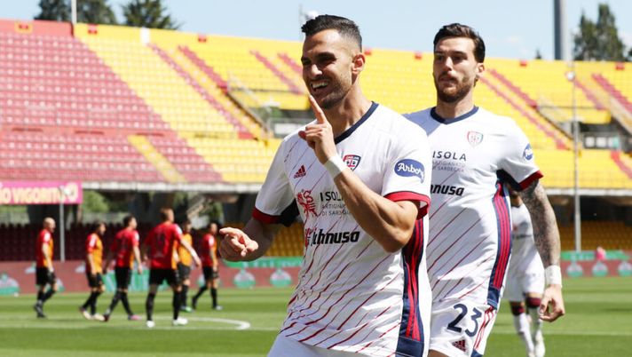 BENEVENTO, ITALY - MAY 09: Charalampos Lykogiannis of Cagliari Calcio celebrates after scoring the 1-0 goal during the Serie A match between Benevento Calcio and Cagliari Calcio at Stadio Ciro Vigorito on May 09, 2021 in Benevento, Italy. Sporting stadiums around Italy remain under strict restrictions due to the Coronavirus Pandemic as Government social distancing laws prohibit fans inside venues resulting in games being played behind closed doors. (Photo by Francesco Pecoraro/Getty Images) UFFICIALE – Lykogiannis è un nuovo giocatore del Bologna. Cosa fare all’asta - immagine 1