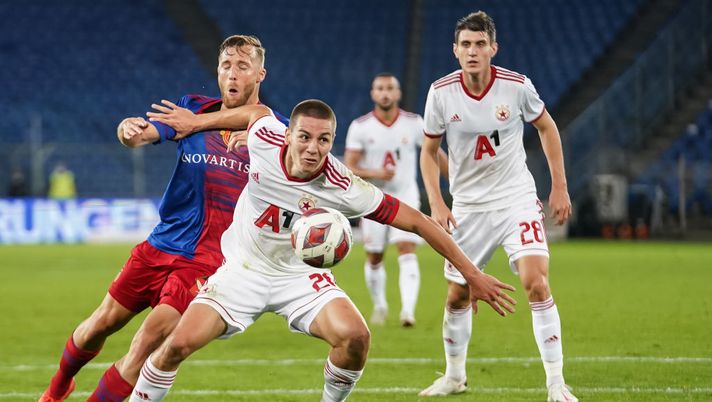 BASEL, SWITZERLAND - OCTOBER 01: Valentin Antov of ZSKA Sofia is challenged by Silvan Widmer of FC Basel during the UEFA Europa League play-off match between FC Basel and ZSKA Sofia at St. Jakob-Park on October 1, 2020 in Basel, Switzerland. Football Stadiums around Europe remain empty due to the Coronavirus Pandemic as Government social distancing laws prohibit fans inside venues resulting in fixtures being played behind closed doors. (Photo by Christian Kaspar-Bartke/Getty Images) BASEL, SWITZERLAND - OCTOBER 01: Valentin Antov of ZSKA Sofia is challenged by Silvan Widmer of FC Basel during the UEFA Europa League play-off match between FC Basel and ZSKA Sofia at St. Jakob-Park on October 1, 2020 in Basel, Switzerland. Football Stadiums around Europe remain empty due to the Coronavirus Pandemic as Government social distancing laws prohibit fans inside venues resulting in fixtures being played behind closed doors. (Photo by Christian Kaspar-Bartke/Getty Images)