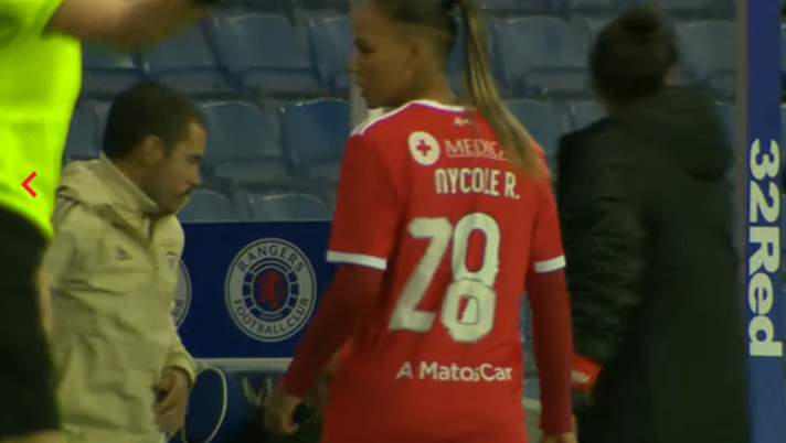 Champions Women, Raysla del Benfica entra in campo con il numero sulla maglia…dipinto a mano NUMERO DI MAGLIA MODIFICATO A MANO