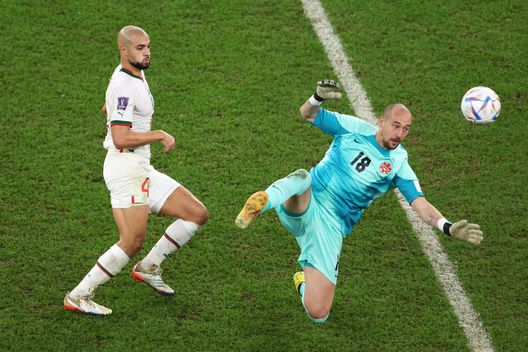 DOHA, QATAR - DECEMBER 01: Sofyan Amrabat of Morocco and Milan Borjan of Canada compete for the ball during the FIFA World Cup Qatar 2022 Group F match between Canada and Morocco at Al Thumama Stadium on December 01, 2022 in Doha, Qatar. (Photo by Julian Finney/Getty Images) Amrabat, operazione rinnovo: la Fiorentina vuole il prolungamento- immagine 2