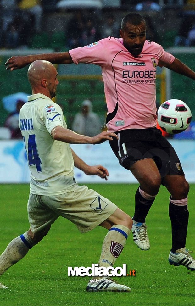 PALERMO, ITALY - MAY 22: Fabio Liverani (R) of Palermo jumps for the ball as Roberto Guana of Chievo tackles during the Serie A match between US Citta di Palermo and AC Chievo Verona at Stadio Renzo Barbera on May 22, 2011 in Palermo, Italy. (Photo by Tullio M. Puglia/Getty Images) PALERMO, ITALY - MAY 22: Fabio Liverani (R) of Palermo jumps for the ball as Roberto Guana of Chievo tackles during the Serie A match between US Citta di Palermo and AC Chievo Verona at Stadio Renzo Barbera on May 22, 2011 in Palermo, Italy. (Photo by Tullio M. Puglia/Getty Images)