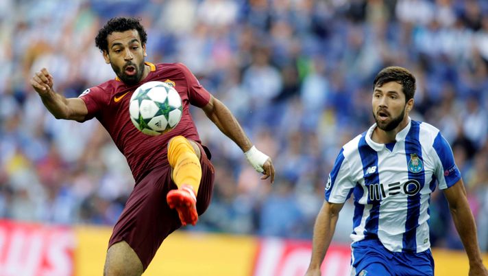 Football Soccer - FC Porto v AS Roma - UEFA Champions League Qualifying Play-Off First Leg - Dragao stadium, Porto, Portugal - 17/8/2016 FC Porto's Felipe in action against AS Roma's Mohamed Salah. REUTERS/Miguel Vidal 