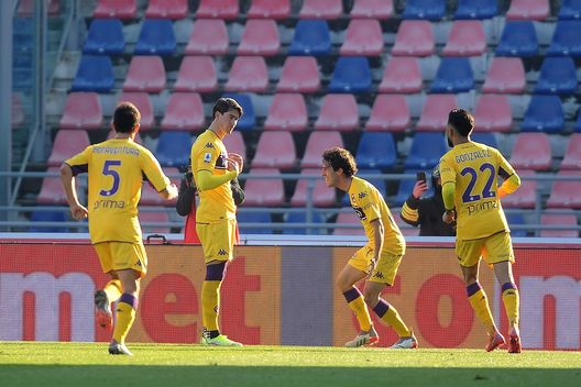 BOLOGNA, ITALY - DECEMBER 05: Dusan Vlahovic of ACF Fiorentina celebrates after scoring his team's third goal from the penalty spot during the Serie A match between Bologna FC v ACF Fiorentina at Stadio Renato Dall'Ara on December 05, 2021 in Bologna, Italy. (Photo by Mario Carlini / Iguana Press/Getty Images) BOLOGNA, ITALY - DECEMBER 05: Dusan Vlahovic of ACF Fiorentina celebrates after scoring his team's third goal from the penalty spot during the Serie A match between Bologna FC v ACF Fiorentina at Stadio Renato Dall'Ara on December 05, 2021 in Bologna, Italy. (Photo by Mario Carlini / Iguana Press/Getty Images)