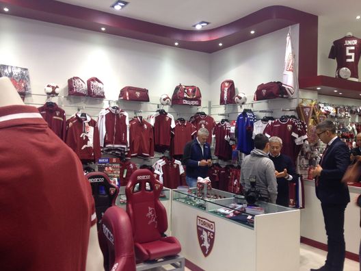 Panoramica del Granata Store di corso Agnelli Panoramica del Granata Store di corso Agnelli