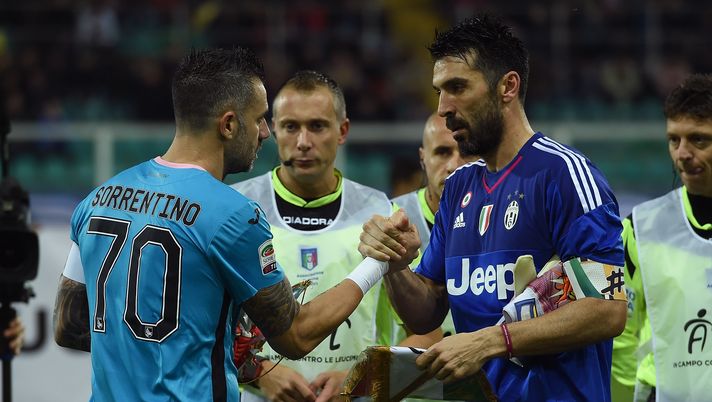 PALERMO, ITALY - NOVEMBER 29: goalkeepers Stefano Sorrentino (L) of Palermo and Gianluigi Buffon of Juventus shake hands during the Serie A match between US Citta di Palermo and Juventus FC at Stadio Renzo Barbera on November 29, 2015 in Palermo, Italy.  (Photo by Tullio M. Puglia/Getty Images) 