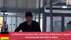 VIDEO / La Germania atterra a Monaco, accoglienza gelida