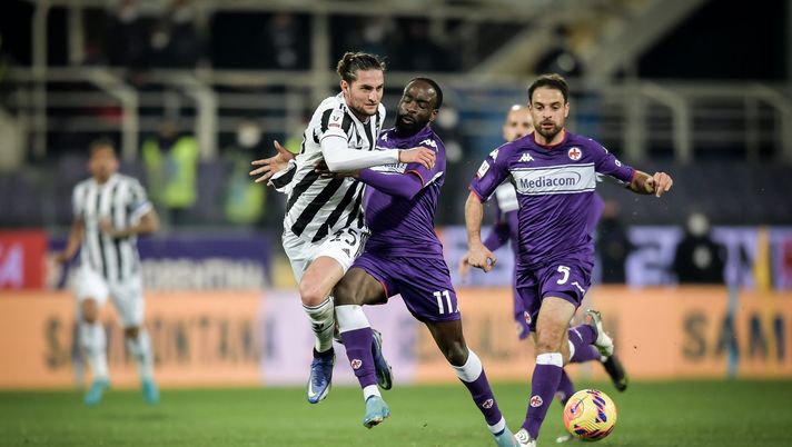 FLORENCE, ITALY - MARCH 02: Adrien Rabiot of Juventus and Ikone of Fiorentina during the Coppa Italia Semi Final 1st Leg match between ACF Fiorentina and Juventus FC at Stadio Artemio Franchi on March 2, 2022 in Florence, Italy. (Photo by Daniele Badolato - Juventus FC/Juventus FC via Getty Images) Qui Juve, Rabiot sbotta con l’arbitro: “Difficile giocare 11 contro 12” - immagine 1