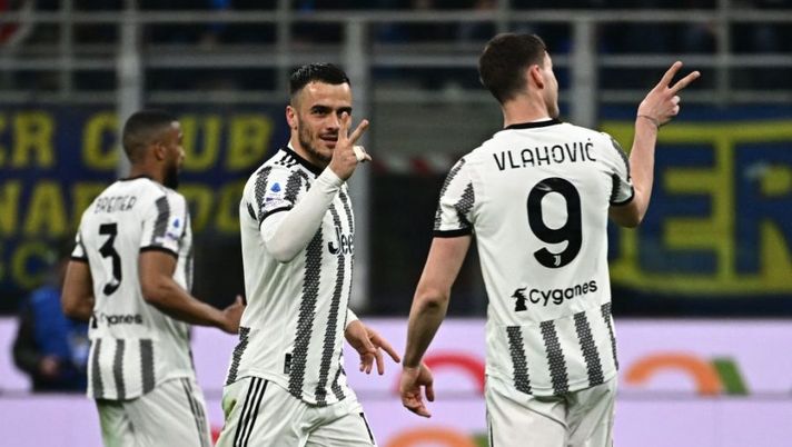 Juventus' Serbian midfielder Filip Kostic (C) celebrates with Juventus' Serbian forward Dusan Vlahovic (R) after opening the scoring during the Italian Serie A football match between Inter and Juventus on March 19, 2023 at the Giuseppe-Meazza (San Siro) stadium in Milan. (Photo by GABRIEL BOUYS / AFP) (Photo by GABRIEL BOUYS/AFP via Getty Images) Voti fantacalcio: Rabiot come Kostic, la scelta su Cuadrado! Vlahovic più di Lautaro - immagine 1