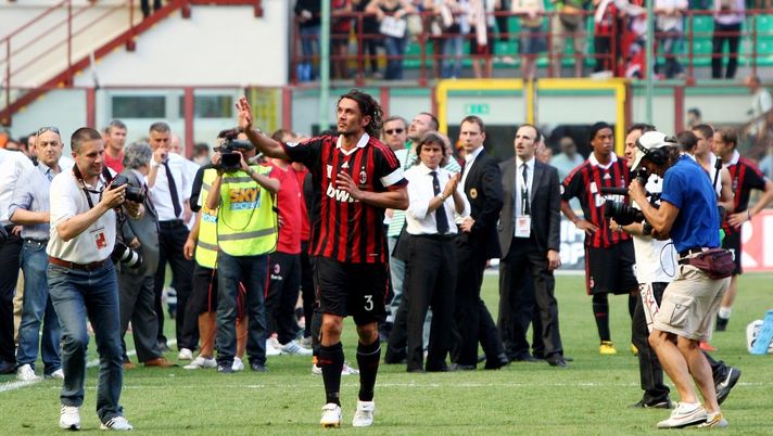 Paolo Maldini compie il giro di campo finale a San Siro dopo Milan-Roma 2-3 del 24 maggio 2009 (credits: GETTY Images) 