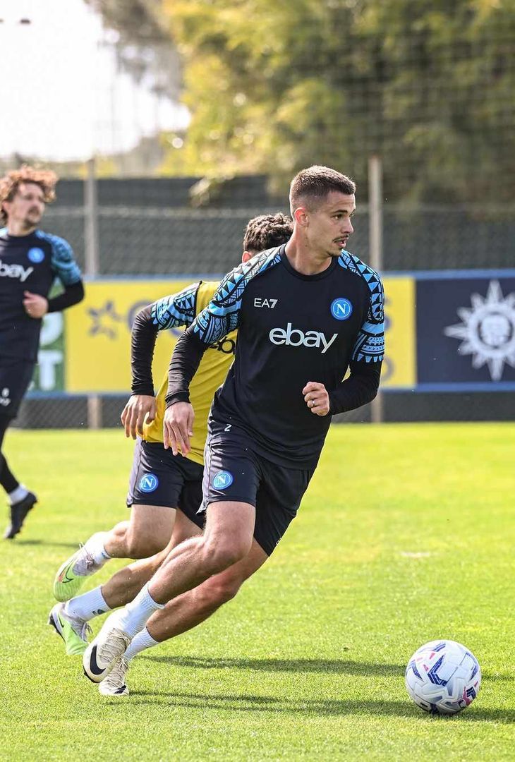 GALLERY Il Napoli torna ad allenarsi: sorrisi e concentrazione per gli azzurri - immagine 3