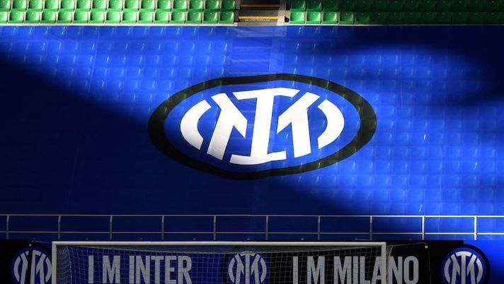 The new offical logo of Inter Milan is pictured prior to the Italian Serie A football match Inter Milan vs Sassuolo on April 7, 2021 at the San Siro stadium in Milan. (Photo by Isabella BONOTTO / AFP) (Photo by ISABELLA BONOTTO/AFP via Getty Images) Sky: “Chi sarebbe il primo portiere tra Sommer e Trubin nei piani dell’Inter” - immagine 1