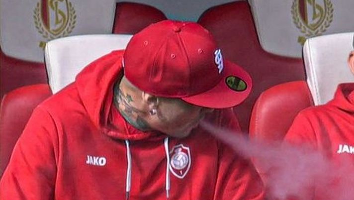 Nainggolan pizzicato a fumare in panchina: l’Antwerp lo sospende a tempo indeterminato Nainggolan pizzicato a fumare in panchina: l’Antwerp lo sospende a tempo indeterminato - immagine 1