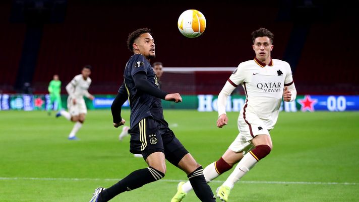 AMSTERDAM, NETHERLANDS - APRIL 08: Riccardo Calafiori of Roma battles for the ball with Devyne Rensch of Ajax during the UEFA Europa League Quarter Final First Leg match between Ajax and AS Roma at Johan Cruijff Arena on April 08, 2021 in Amsterdam, Netherlands. Sporting stadiums around Europe remain under strict restrictions due to the Coronavirus Pandemic as Government social distancing laws prohibit fans inside venues resulting in games being played behind closed doors. (Photo by Dean Mouhtaropoulos/Getty Images) Calciomercato Serie A: Calafiori ufficiale al Genoa, Ceide per sostituire Boga- immagine 2