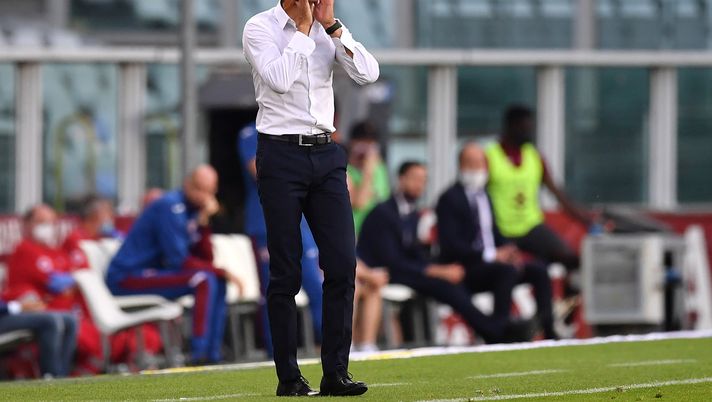 TURIN, ITALY - JULY 16:  Torino FC head coach Moreno Longo shouts to his players during the Serie A match between Torino FC and  Genoa CFC at Stadio Olimpico di Torino on July 16, 2020 in Turin, Italy.  (Photo by Valerio Pennicino/Getty Images) 