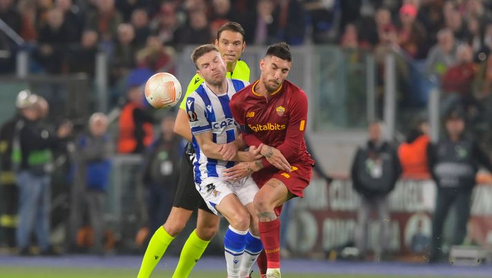 ROME, ITALY - MARCH 09: Lorenzo Pellegrini of AS Roma is challenged by Asie Illarramendi of Real Sociedad during the UEFA Europa League round of 16 leg one match between AS Roma and Real Sociedad at Stadio Olimpico on March 09, 2023 in Rome, Italy. (Photo by Fabio Rossi/AS Roma via Getty Images) Real Sociedad, Illarramendi: “Crediamo nella rimonta. I tifosi faranno il primo gol” - immagine 1