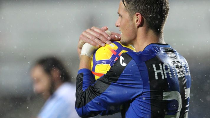 BERGAMO, ITALY - NOVEMBER 05: Hans Hateboer of Atalanta BC reacts to a missed chance during the Serie A match between Atalanta BC and Spal at Stadio Atleti Azzurri d'Italia on November 5, 2017 in Bergamo, Italy. (Photo by Marco Luzzani/Getty Images) Hateboer: “Non solo Barrow: scommetto su questi tre dell’Atalanta” - immagine 1