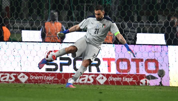 KONYA, TURKEY - MARCH 29: Gianluigi Donnarumma of Italy in action during the International Friendly match between Turkey and Italy on March 29, 2022 in Konya, Turkey. (Photo by Claudio Villa/Getty Images) La presunzione di Gigio - immagine 1