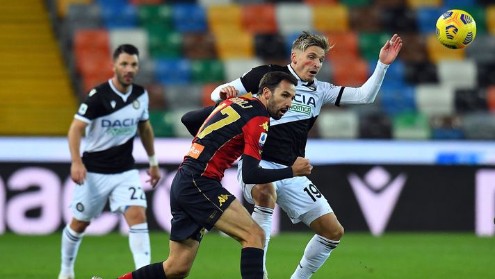 UDINE, ITALY - NOVEMBER 22: Milan Badelj of Genoa CFC  competes for the ball with Jens Stryger Larsen of Udinese Calcio during the Serie A match between Udinese Calcio and Genoa CFC at Dacia Arena on November 22, 2020 in Udine, Italy. (Photo by Alessandro Sabattini/Getty Images) 