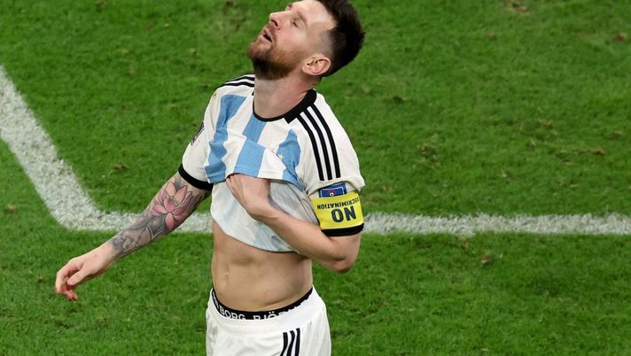 LUSAIL CITY, QATAR - DECEMBER 09: Lionel Messi of Argentina celebrates after scoring the team's second goal via a penalty during the FIFA World Cup Qatar 2022 quarter final match between Netherlands and Argentina at Lusail Stadium on December 09, 2022 in Lusail City, Qatar. (Photo by Alexander Hassenstein/Getty Images) ALLA FINE E' ARGENTINA