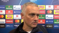 Mourinho, uno show: zittisce con la risposta “quelli che mi amano tanto” e poi se ne va