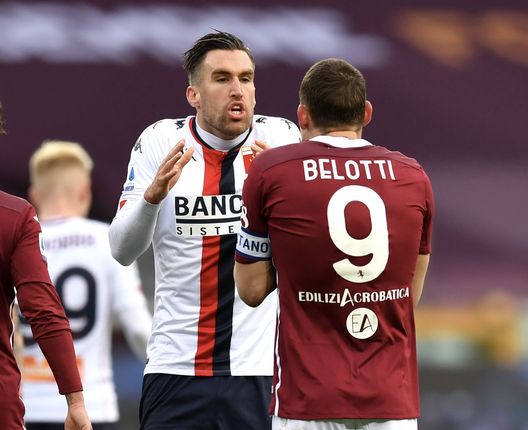  TURIN, ITALY - FEBRUARY 13: Kevin Strootman of Genoa interacts with Andrea Belotti of Torino FC during the Serie A match between Torino FC and Genoa CFC at Stadio Olimpico di Torino on February 13, 2021 in Turin, Italy. Sporting stadiums around Italy remain under strict restrictions due to the Coronavirus Pandemic as Government social distancing laws prohibit fans inside venues resulting in games being played behind closed doors. (Photo by Valerio Pennicino/Getty Images) 