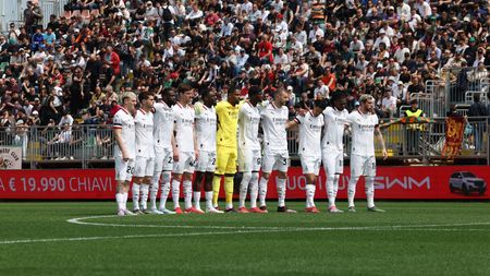 VENICE, ITALY - APRIL 27: Players of Milan observe one minute's silence in memory of Francesco Pope during the Serie A match between Venezia and Milan at Stadio Pier Luigi Penzo on April 27, 2025 in Venice, Italy. (Photo by Claudio Villa/AC Milan via Getty Images) milan squadra