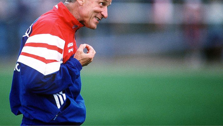 WAREN, GERMANY - JULY 15: 1. BUNDESLIGA 97/98, Waren/Mueritzsee; FC BAYERN MUENCHEN/TRAININGSLAGER; TRAINER Giovanni TRAPATTONI (Photo by Martin Rose/Bongarts/Getty Images) WAREN, GERMANY - JULY 15: 1. BUNDESLIGA 97/98, Waren/Mueritzsee; FC BAYERN MUENCHEN/TRAININGSLAGER; TRAINER Giovanni TRAPATTONI (Photo by Martin Rose/Bongarts/Getty Images)