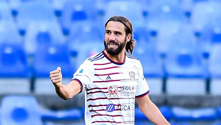 GENOA, ITALY - JANUARY 06: Leonardo Pavoletti of Cagliari celebrates after scoring a goal during the Serie A match between UC Sampdoria and Cagliari Calcio at Stadio Luigi Ferraris on January 6, 2022 in Genoa, Italy. (Photo by Getty Images) Cagliari, le prove di formazione verso l’Inter: Pavoletti, Keita, Dalbert e la novità sul modulo - immagine 1