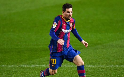 BARCELONA, SPAIN - DECEMBER 16: Lionel Messi of FC Barcelona runs with the ball during the La Liga Santander match between FC Barcelona and Real Sociedad at Camp Nou on December 16, 2020 in Barcelona, Spain. Sporting stadiums around Spain remain under strict restrictions due to the Coronavirus Pandemic as Government social distancing laws prohibit fans inside venues resulting in games being played behind closed doors. (Photo by David Ramos/Getty Images) BARCELONA, SPAIN - DECEMBER 16: Lionel Messi of FC Barcelona runs with the ball during the La Liga Santander match between FC Barcelona and Real Sociedad at Camp Nou on December 16, 2020 in Barcelona, Spain. Sporting stadiums around Spain remain under strict restrictions due to the Coronavirus Pandemic as Government social distancing laws prohibit fans inside venues resulting in games being played behind closed doors. (Photo by David Ramos/Getty Images)