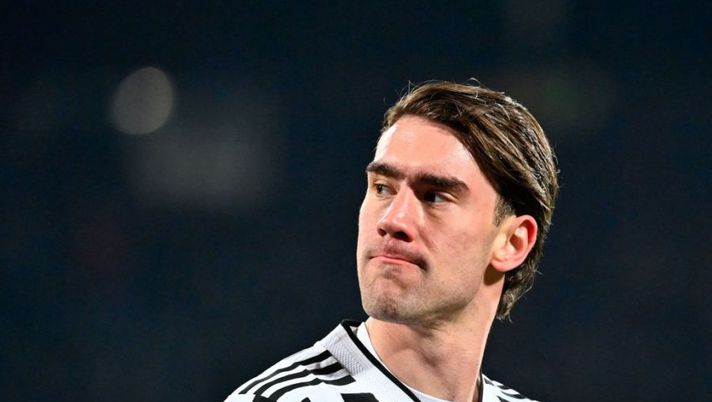 Juventus' Serbian forward Dusan Vlahovic looks on during the Italian Cup (Coppa Italia) semi-final first leg football match Fiorentina vs Juventus at the Artemio-Franchi stadium in Florence on March 2, 2022. (Photo by Alberto PIZZOLI / AFP) (Photo by ALBERTO PIZZOLI/AFP via Getty Images) Gazzetta: “Vlahovic non è in forma e si vede, un dettaglio lo sta condizionando” - immagine 1